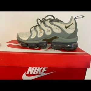 Nike air vapor max plus womens shoes light grey